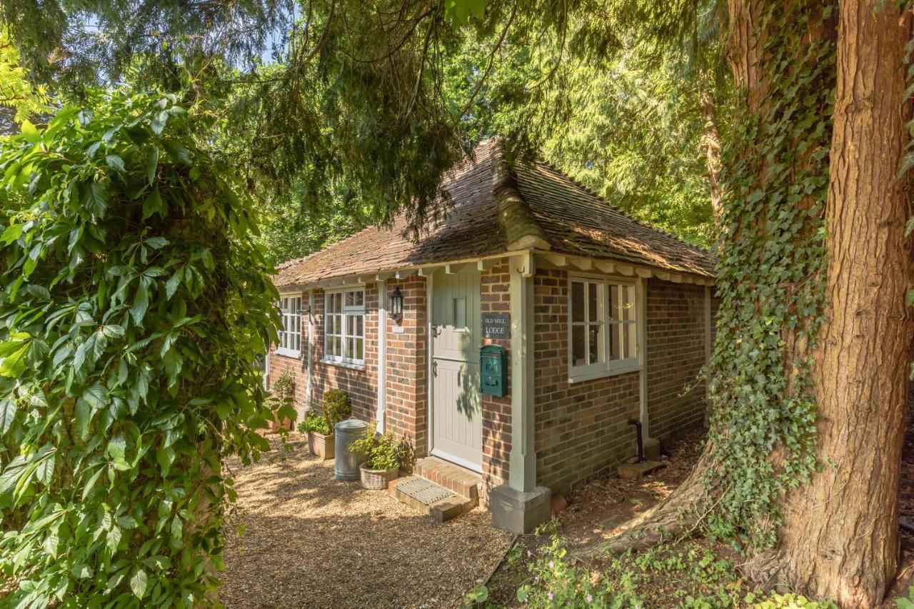 Old Mill Lodge By Huluki Sussex Stays Hurstpierpoint Exterior foto